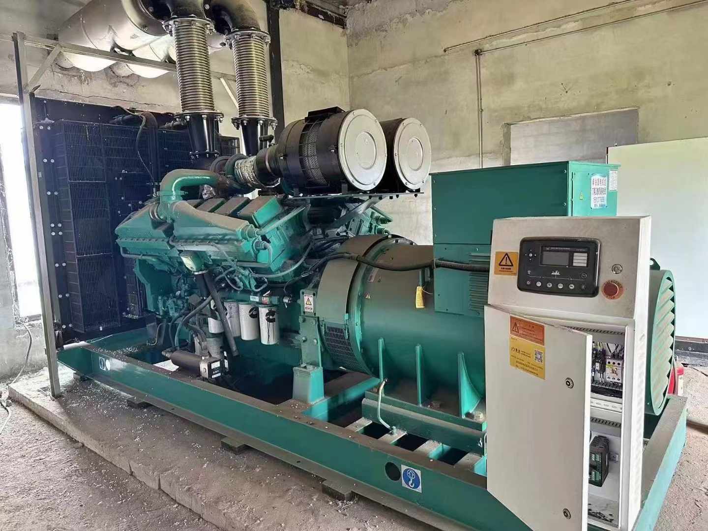 成县无功补偿装置的性能评估需要考虑哪些因素？